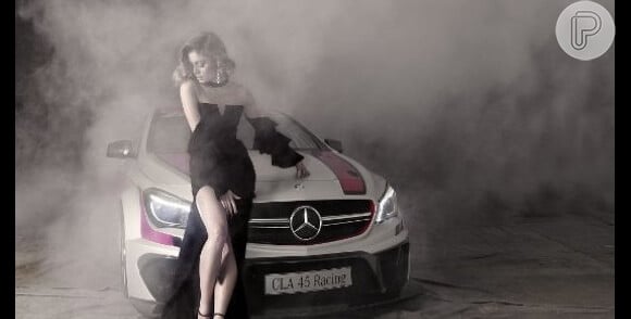 Sophie Charlotte foi escolhida para a campanha da Mercedes-Benz por representar a mistura entre Brasil e Alemanha. A atriz tem origem alemã