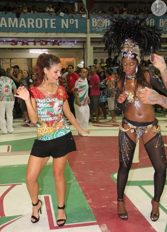 Paloma Bernardi mostra para a passista da Grande Rio que também tem samba no pé