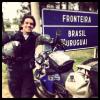 Marco Pigossi posa ao lado da placa de fronteira entre Brasil e Uruguai ao lado de sua moto dia antes de completar 25 anos