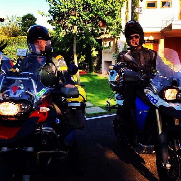 Marco Pigossi posa com o pai, Oswaldo Pigossi, cada um a bordo de sua moto: 'A Partida! Destino final Ushuaia! 13mil km em 28 dias! Aventura em família!'