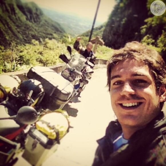 Marco Pigossi faz selfie dele com o pai ao fundo na estrada