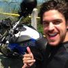 O ator, que completa 25 anos, é apaixonado por motociclismo: 'Digo que nasci na garupa de uma moto'