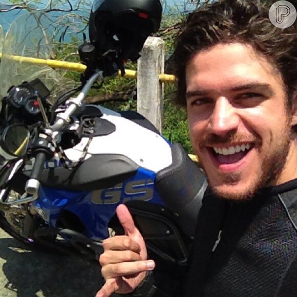 O ator, que completa 25 anos, é apaixonado por motociclismo: 'Digo que nasci na garupa de uma moto'
