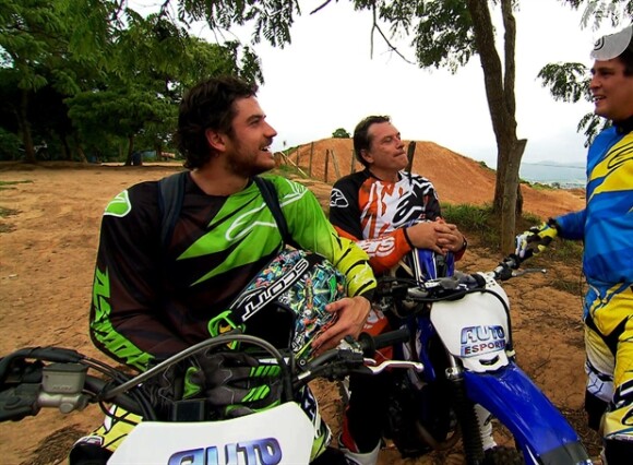 Marco Pigossi durante uma participação do programa 'Auto Esporte', da TV Globo, com o pai, Oswaldo