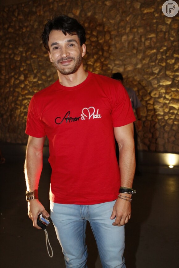 Elenco de 'Amor à Vida' se reúne para assitir ao último capítulo da novela numa churrascaria na Zona Sul do Rio nesta sexta-feira, 31 de janeiro de 2014