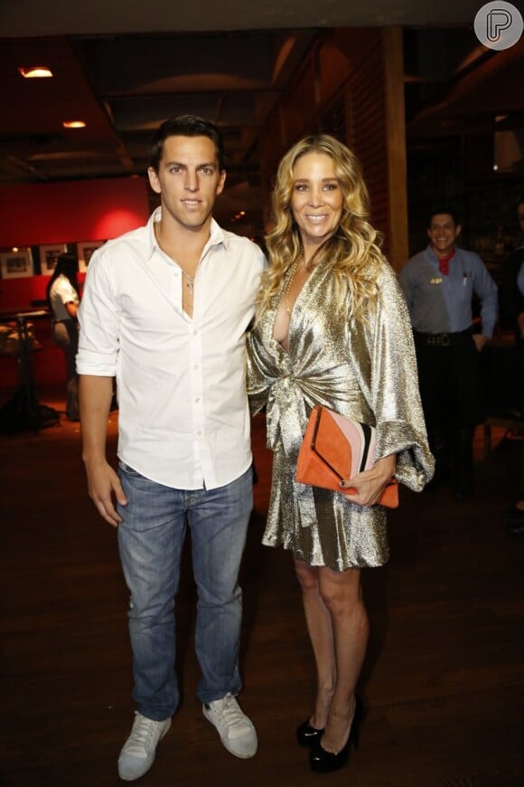 Elenco se reuniu nesta sexta-feira, 31 de janeiro de 2014, para assistir ao final de  'Amor à Vida'