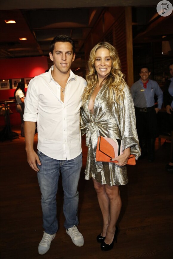 Elenco se reuniu nesta sexta-feira, 31 de janeiro de 2014, para assistir ao final de  'Amor à Vida'