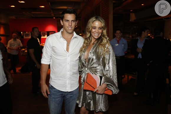 Elenco se reuniu nesta sexta-feira, 31 de janeiro de 2014, para assistir ao final de  'Amor à Vida'