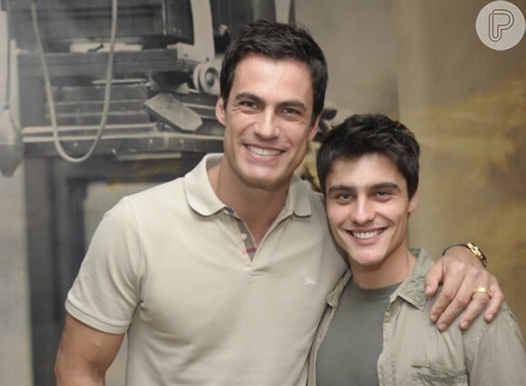 Guilherme Prates (Fábio) posa com Carlos Casagrande (Juan), seu pai em 'Fina Estampa', em 2011
