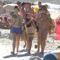 Sorridente, Grazi Massafera aproveita dia de praia com família e amigos