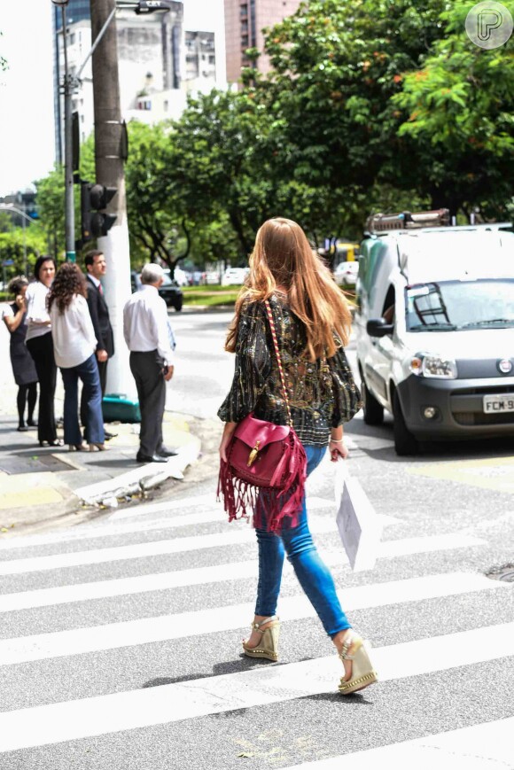 Marina Ruy Barbosa foi clicada em passeio pelas ruas de São Paulo