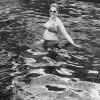 Aos seis meses de gestação, Ana Hickmann se delicia na piscina