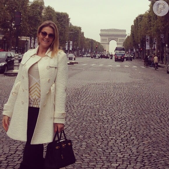 Com cinco meses, Ana Hickmann viajou à Paris para divulgar sua marca de óculos em uma feira internacional