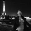 Ana Hickmann, com cinco meses, posa com a Torre Eiffel ao fundo