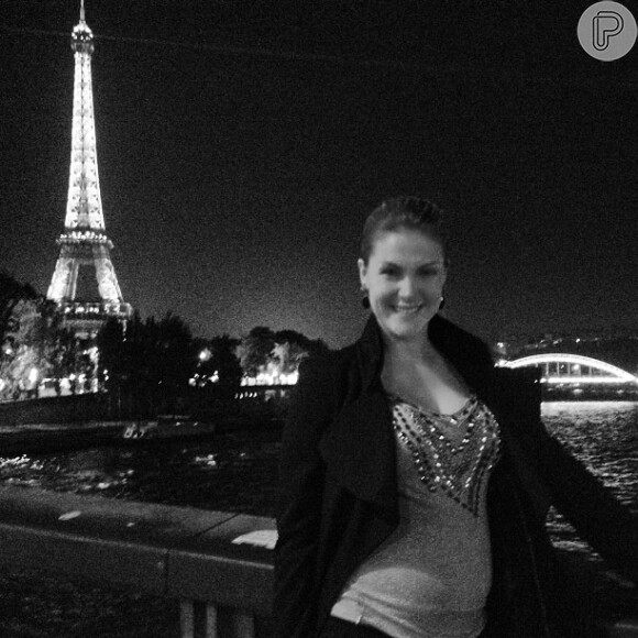 Ana Hickmann, com cinco meses, posa com a Torre Eiffel ao fundo