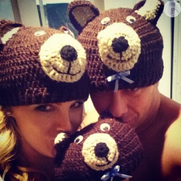 Ana Hickmann e o marido, Alexandre Côrrea, usam toucas de urso em foto postada no Instagram da apresentadora. Eles se autointitulam 'Família Urso'