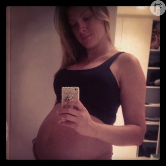 Ana Hickmann posa com barrigão de nove meses de gravidez