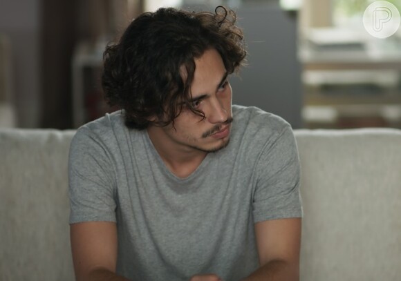 Nicolau (Danilo Mesquita) sofre ao ver Luana (Joana Borges) com JF (Maicon Rodrigues) na novela 'Rock Story'