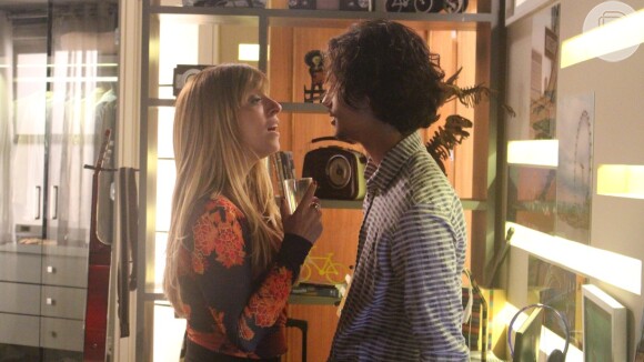 Nicolau (Danilo Mesquita) pede a Marisa (Júlia Rabello) que deixe Luana (Joana Borges) morar com ela, na novela 'Rock Story'