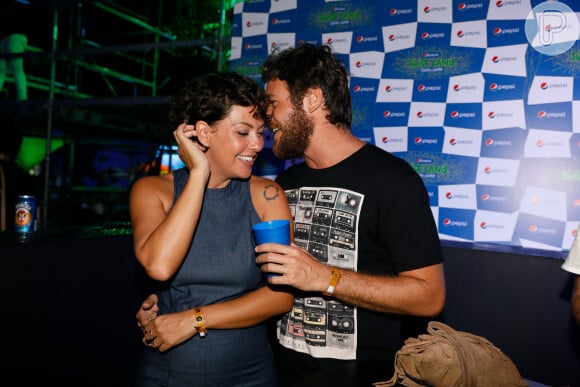 Fabiula Nascimento e o namorado, Emilio Dantas, conversaram ao pé do ouvido no primeiro dia do Pepsi Twist Land
