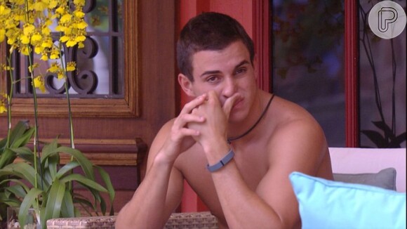 No 'Big Brother Brasil 17', Manoel se senta no sofá da varanda e fica pensativo por alguns minutos