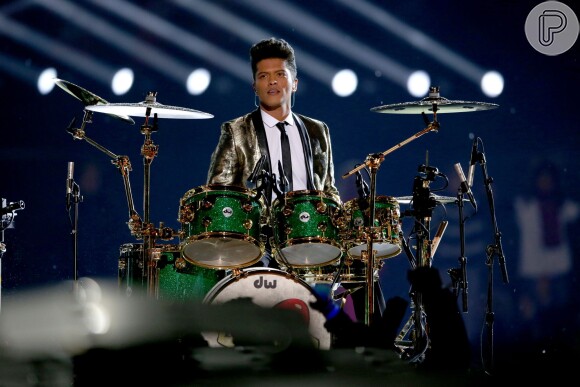Bruno Mars mostra sua habilidade na bateria durante sua performance no intervalo do Super Bowl 2014