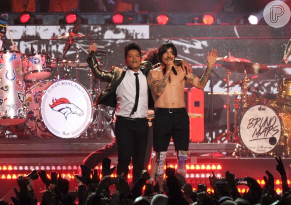 Bruno Mars e Anthony Kiedis ocantam juntos dirante performance no intervalo do Super Bowl 2014