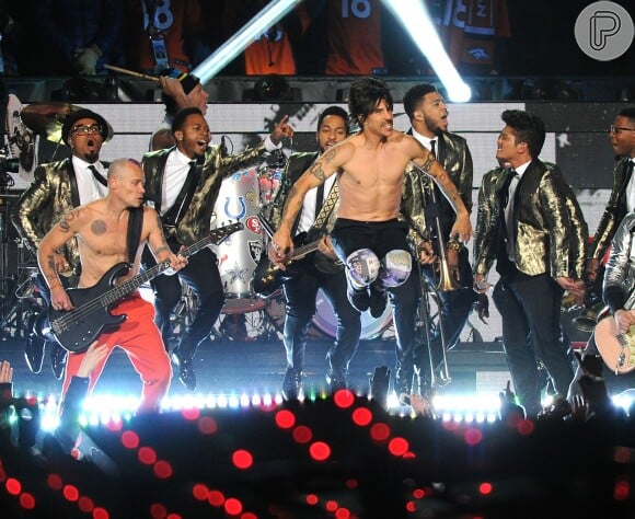 Bruno Mars se apresenta com a banda Red Hot Chili Peppers no Super Bowl 2014