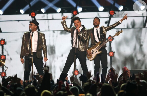Bruno Mars se apresenta durante o intervalo do Super Bowl 2014 com a participação de Red Hot Chili Peppers, em 2 de fevereiro de 2014