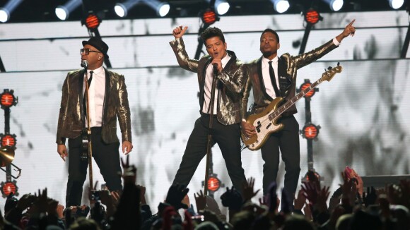 Bruno Mars e Red Hot Chili Peppers não surpreendem em show do Super Bowl