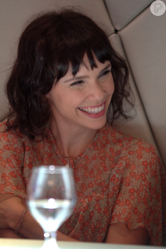 Débora Falabella comentou cenas da novela 'O Clone', na qual interpretou filha de Murilo Benício, seu atual marido: 'Mas que vida doida de ator, né? (risos)'