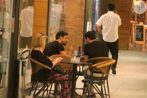 Cauã Reymond se encontrou com amigo após passeio com a filha, Sofia