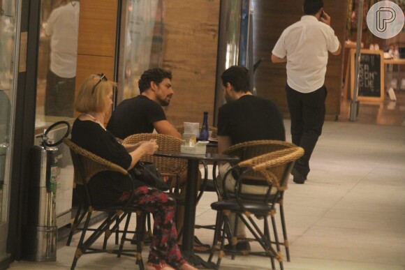 Cauã Reymond se encontrou com amigo após passeio com a filha, Sofia