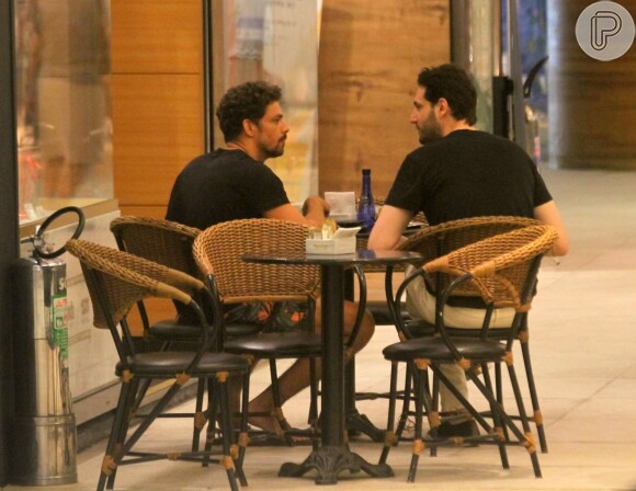 Cauã Reymond se encontrou com amigo após passeio com a filha, Sofia