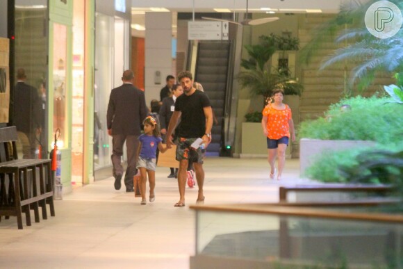 Cauã Reymond levou a filha, Sofia, de 4 anos, para manhã de compras em shopping da Zona Sul nesta sexta-feira, 3 de fevereiro de 2017