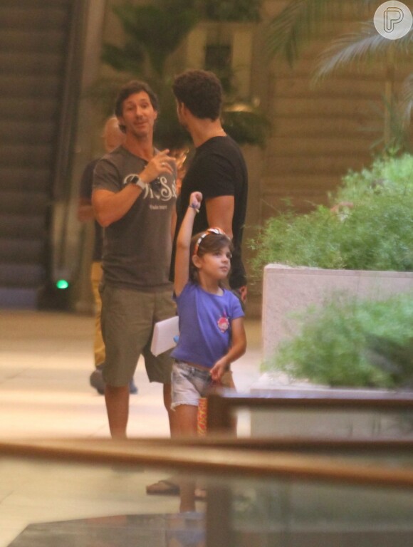 Sofia, filha de Cauã Reymond, se divertiu durante passeio com o pai