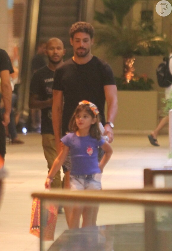 Cauã Reymond levou a filha, Sofia, de 4 anos, para manhã de compras em shopping da Zona Sul nesta sexta-feira, 3 de fevereiro de 2017
