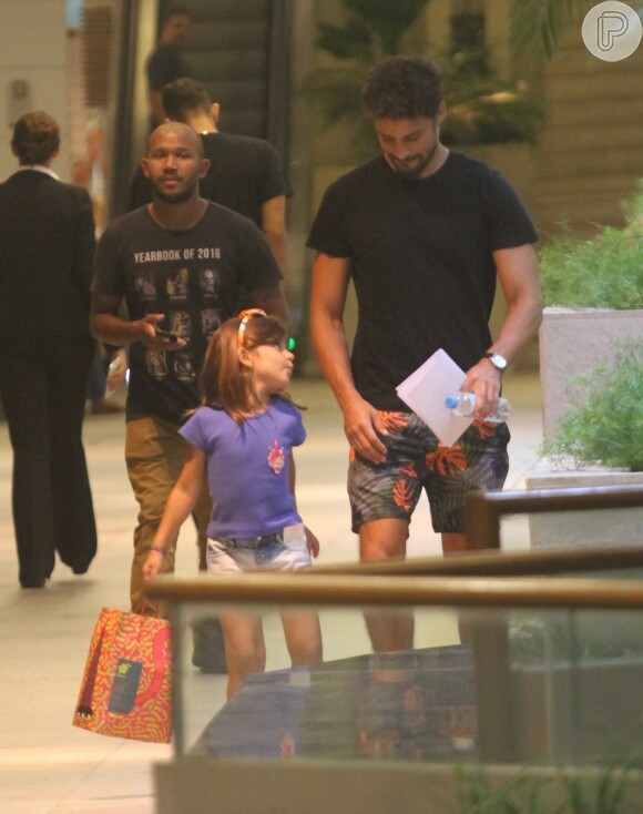 Cauã Reymond levou a filha, Sofia, de 4 anos, para manhã de compras em shopping da Zona Sul nesta sexta-feira, 3 de fevereiro de 2017