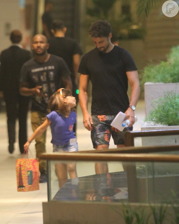 Cauã Reymond levou a filha, Sofia, de 4 anos, para manhã de compras em shopping da Zona Sul nesta sexta-feira, 3 de fevereiro de 2017