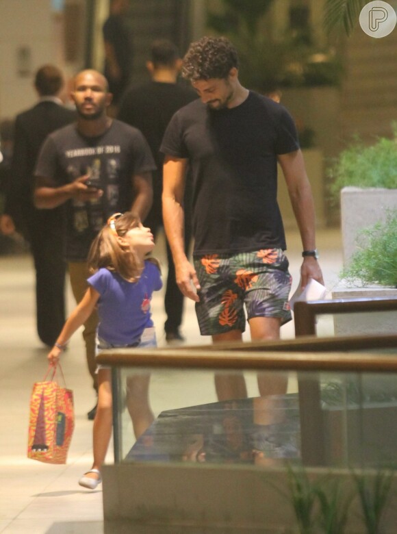 Cauã Reymond levou a filha, Sofia, de 4 anos, para manhã de compras em shopping da Zona Sul nesta sexta-feira, 3 de fevereiro de 2017