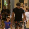Cauã Reymond levou a filha, Sofia, de 4 anos, para manhã de compras em shopping da Zona Sul nesta sexta-feira, 3 de fevereiro de 2017