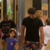Cauã Reymond levou a filha, Sofia, de 4 anos, para manhã de compras em shopping da Zona Sul nesta sexta-feira, 3 de fevereiro de 2017