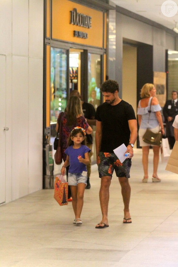 Cauã Reymond levou a filha, Sofia, de 4 anos, para manhã de compras em shopping da Zona Sul nesta sexta-feira, 3 de fevereiro de 2017