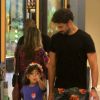 Sofia, de 5 anos, filha de Cauã Reymond, apontou para o paparazzo durante passeio com o pai em shopping da Zona Sul do Rio de Janeiro, na manhã desta sexta-feira, 3 de fevereiro de 2017