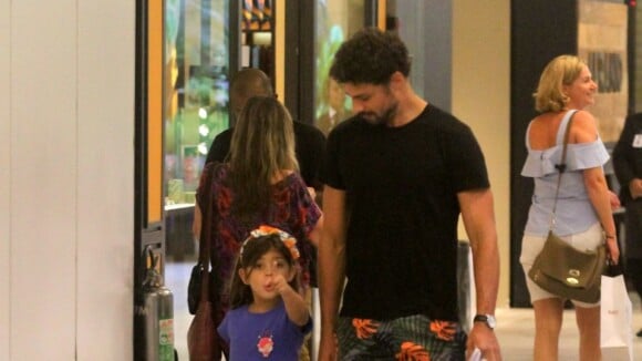 Filha de Cauã Reymond, Sofia aponta para paparazzo em passeio com o pai. Fotos!