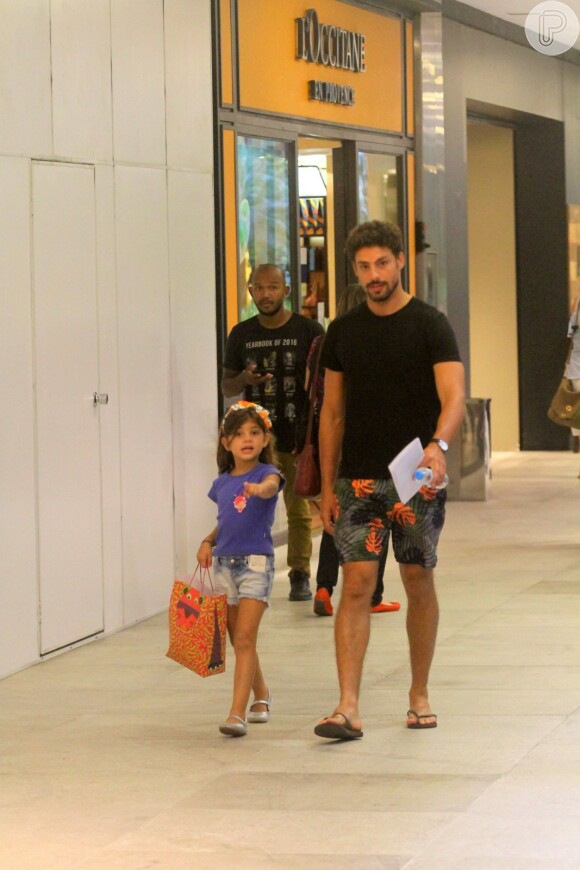 Sofia chamou a atenção do pai para a presença de um paparazzo em shopping da Zona Sul durante manhã de compras