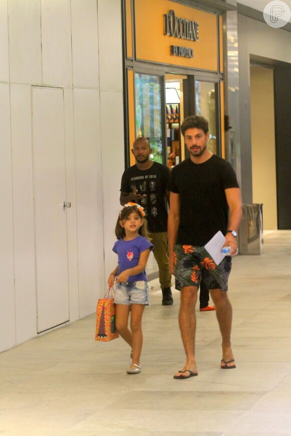 Cauã Reymond levou a filha, Sofia, de 4 anos, para manhã de compras em shopping da Zona Sul nesta sexta-feira, 3 de fevereiro de 2017