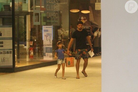 Cauã Reymond levou a filha, Sofia, de 4 anos, para manhã de compras em shopping da Zona Sul nesta sexta-feira, 3 de fevereiro de 2017