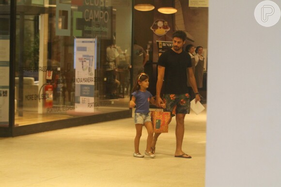 Cauã Reymond levou a filha, Sofia, de 4 anos, para manhã de compras em shopping da Zona Sul nesta sexta-feira, 3 de fevereiro de 2017