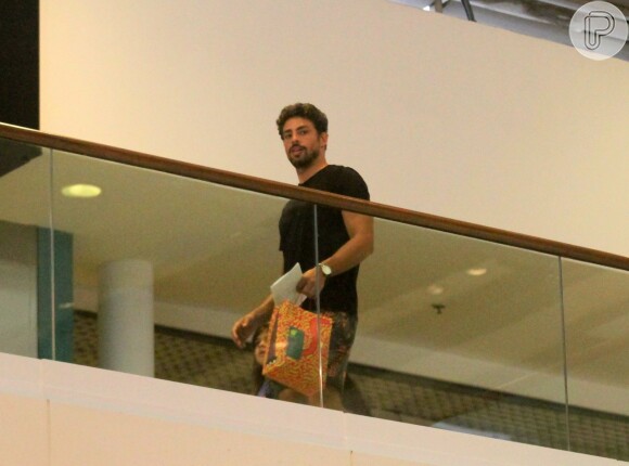 Cauã Reymond levou a filha, Sofia, de 4 anos, para manhã de compras em shopping da Zona Sul nesta sexta-feira, 3 de fevereiro de 2017